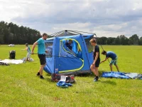 Ein Zelt aufbauen sieht einfacher aus als es ist.