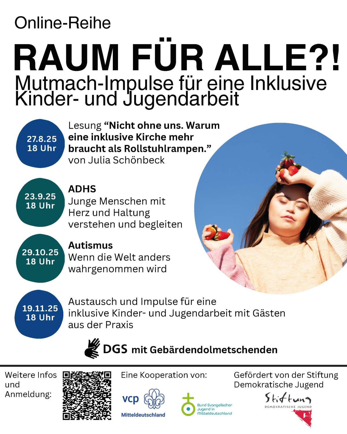 Plakat zur Online-Reihe „Raum für Alle?! – Mutmach-Impulse für eine inklusive Kinder- und Jugendarbeit“. Vier Termine von August bis November 2025 zu Themen wie Inklusion, ADHS, Autismus und Praxisimpulsen. Mit DGS-Gebärdensprachdolmetschung. Rechts ein rundes Bild einer Frau mit Erdbeere. Unten Logos der Veranstalter und ein QR-Code zur Anmeldung.