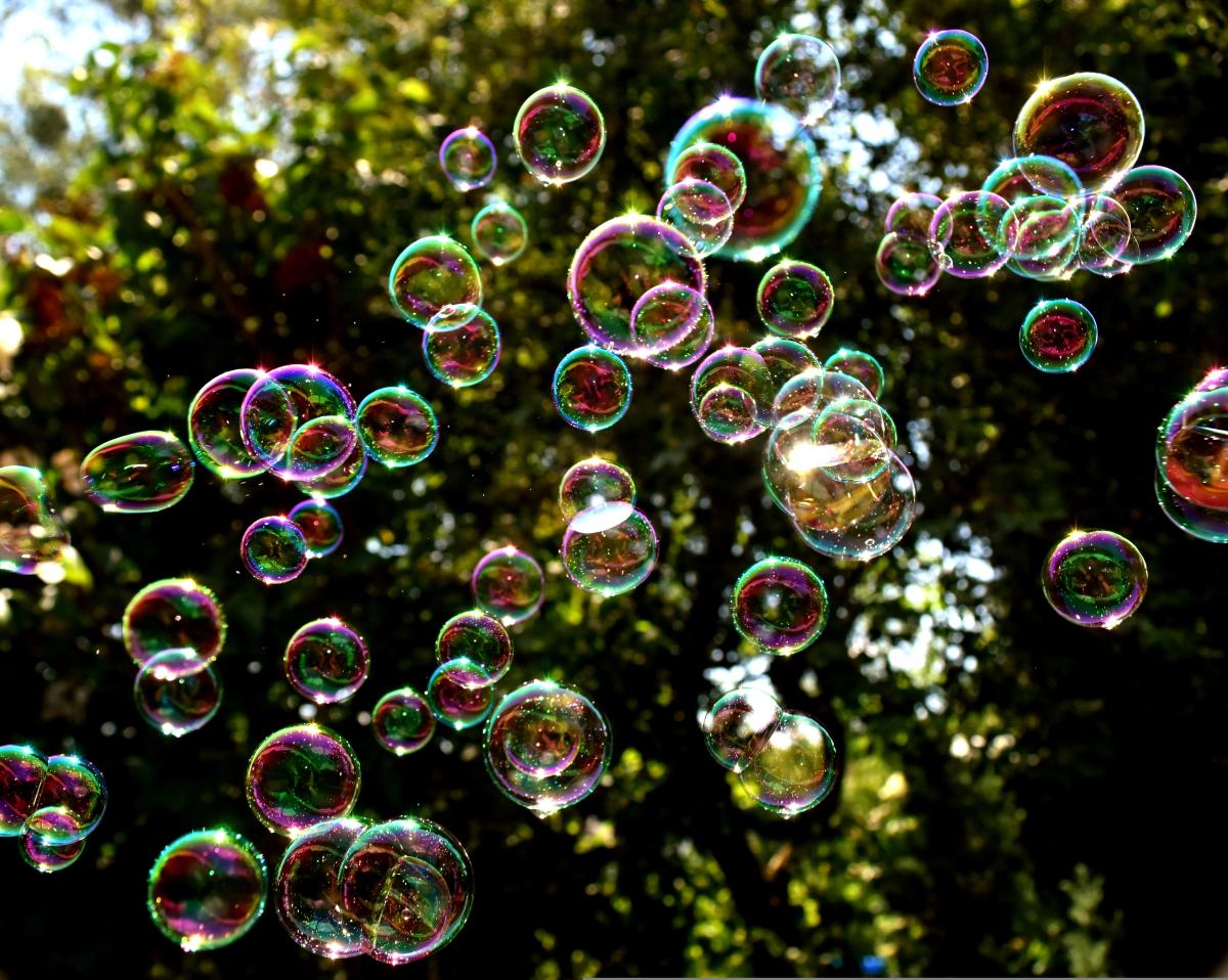 Seifenblasen verschieden große Seifenblasen die aufsteigen. Im Hintergrund Bäume. © Image by Alexa from Pixabay