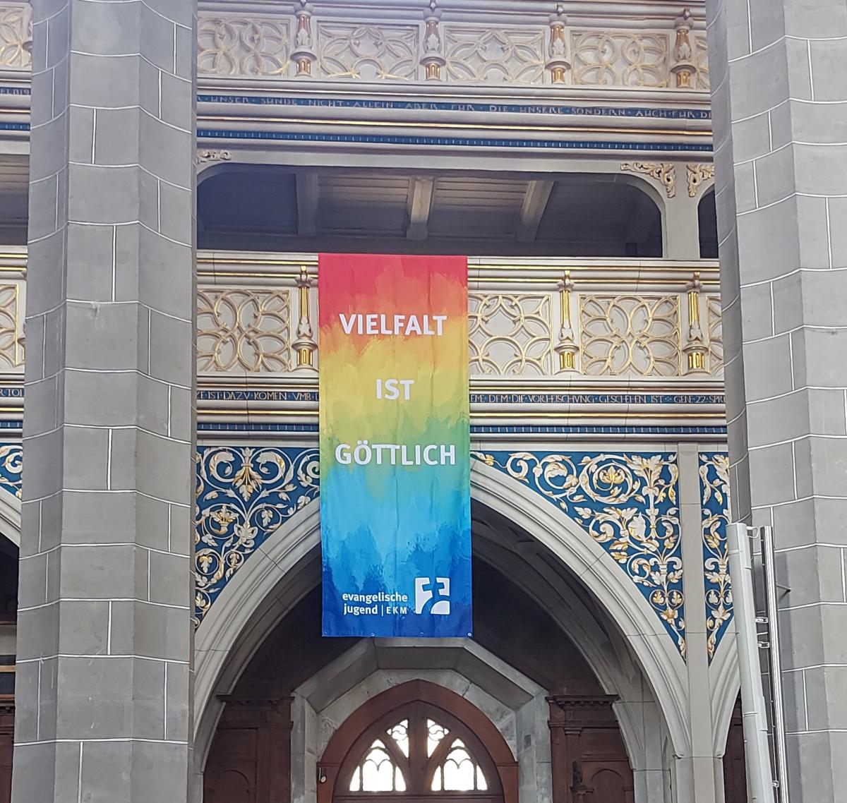 Banner Vielfalt ist Göttlich in der Marktkirche Halle  ©Queer und Glauben