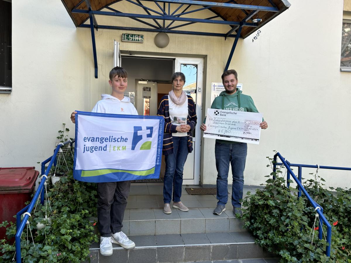 Übergabe Scheck vor dem Hospiz  ekmjugend
