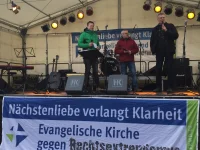 Auf der Meile der Demokratie im Magdeburg im Januar: Felix Kalbe aus dem Landesjugendkonvent, Landesjugendpfarrer Peter Herrfurth und Dompfarrer Jörg Uhle-Wettler.