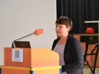 Ines Morgenstern, Geschäftsführerin von ORBIT e.V., präsentiert Ergebnisse der Jugendstudie