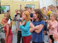 Zu Beginn jeder Einheit sangen und tanzten die Kinder im Sommerlager in Dähre zu „Kontakt mit Gott“ (Foto: Jugendkirche Salzwedel)