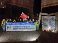 Am 10. November - als Rechtsextreme mit Fackeln durch Magdeburg marschierten - hielten wir gemeinsam mit der DGBjugend und vielen netten Menschen Wache am Synagogenmahnmal in Magdeburg.