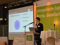 Barbara Brunnert (theolog. Fakultät Paderborn) hält den Einstiegsvortrag zum Thema "Zur Differenz und Diversitätssensibilität in Gesellschaft und Kirche"